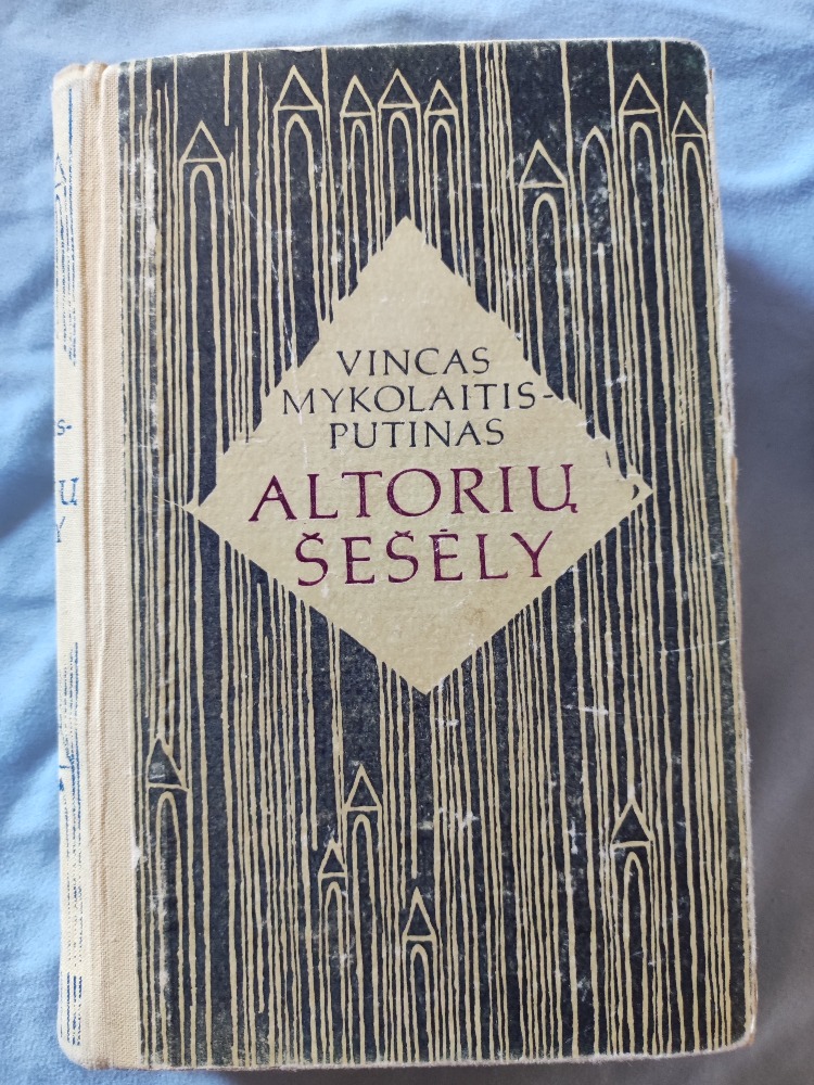 Altorių šešėly