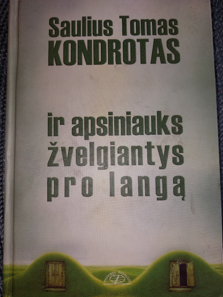 Ir apsiniauks žvelgiantys pro langą 
