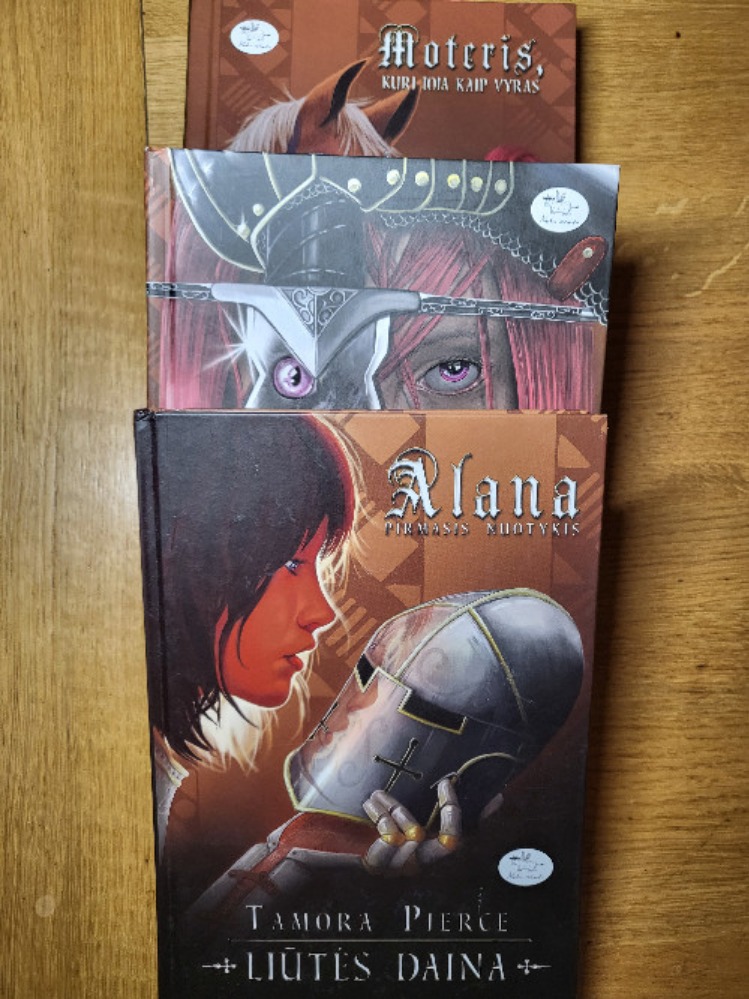 Liūtės daina: Alana, pirmasis nuotykis; Deivės ranka; Moteris, kuri joja kaip vyras