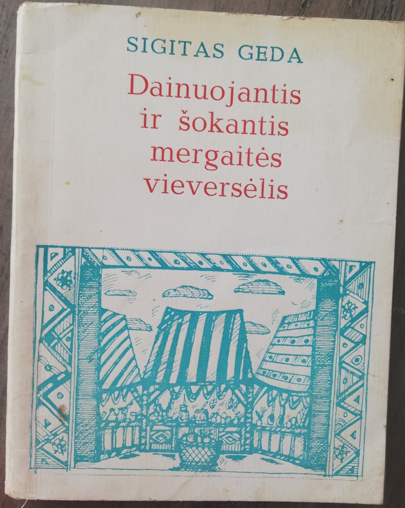 Dainuojantis ir šokantis mergaitės vieversėlis