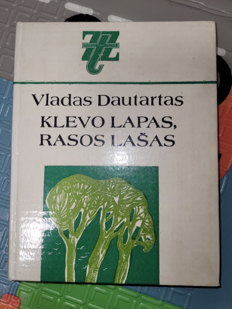 Klevo lapas, rasos lašas