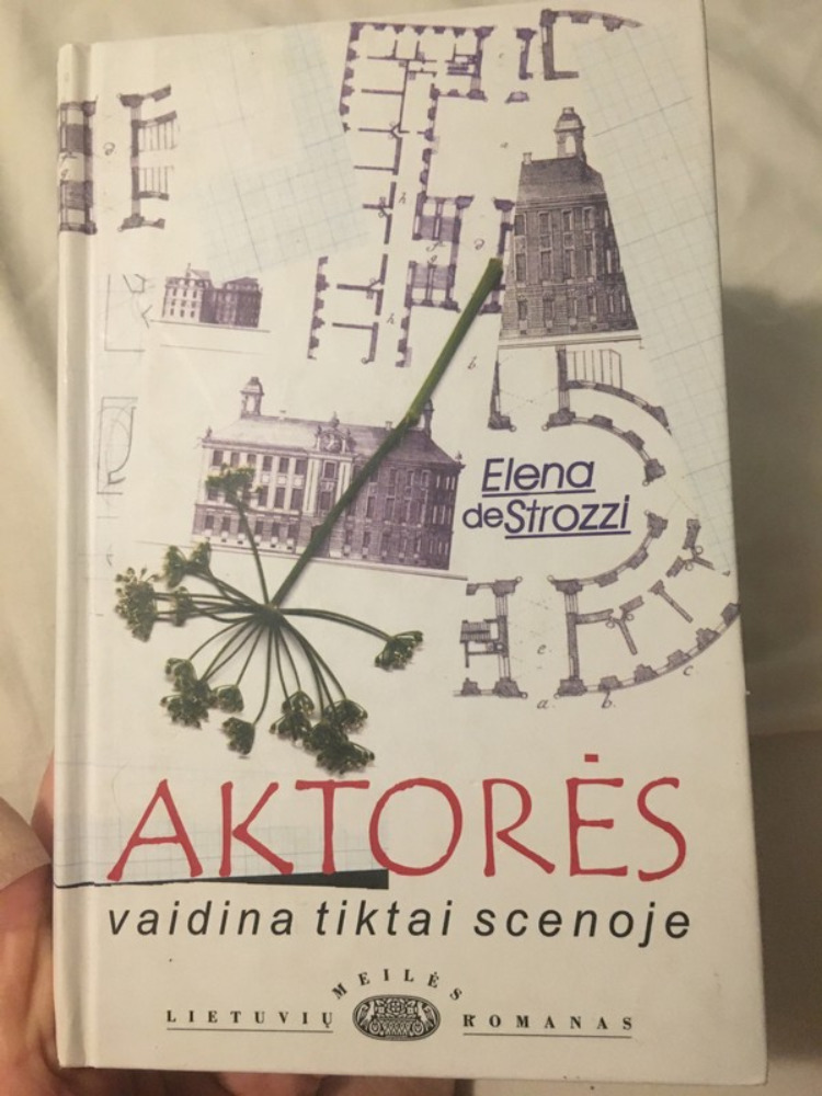 Aktroės vaidina tiktai scenoje 