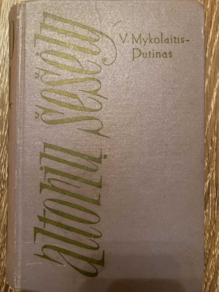 Altorių šešėly