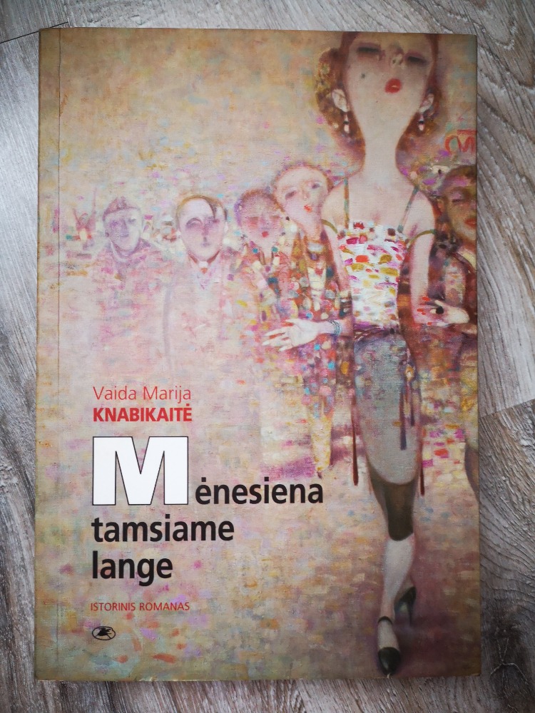 Mėnesiena tamsiame lange