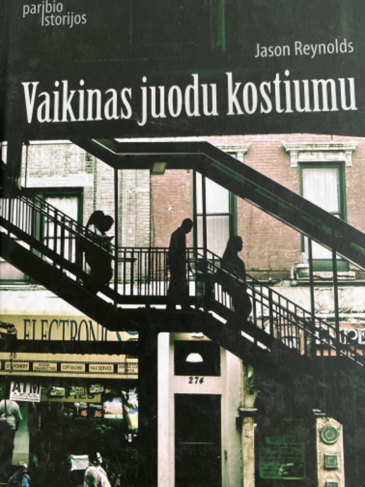 Vaikinas juodu kostiumu